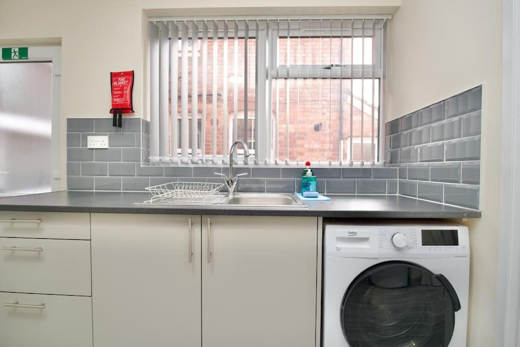 Cosy 1bed Flat With Garden, Parking & Free Netflix Apartment *